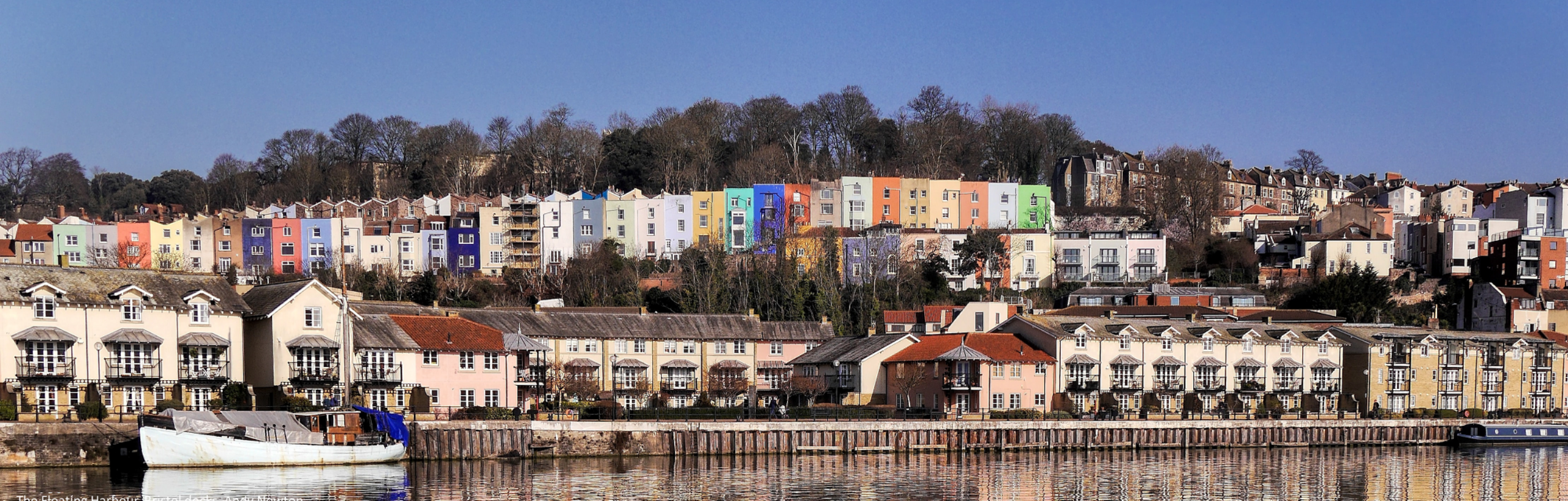 Open RAN features and vendor flexibility: water in the foreground, with rows of colourful houses above, then trees and a blue sky above